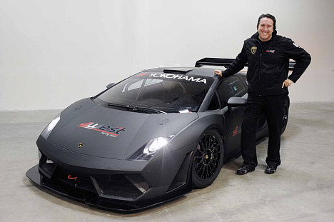 Teamejer Eduardo Espindola ved den første af teamets to Lambo'er